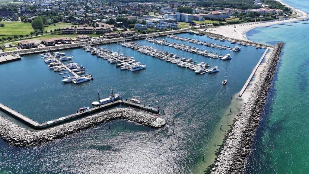 Luftansicht vom Bootshafen Kühlungsborn, dem DOCK24 Referenzprojekt für die erste KI-gestützte Smart Marina an der Ostsee.