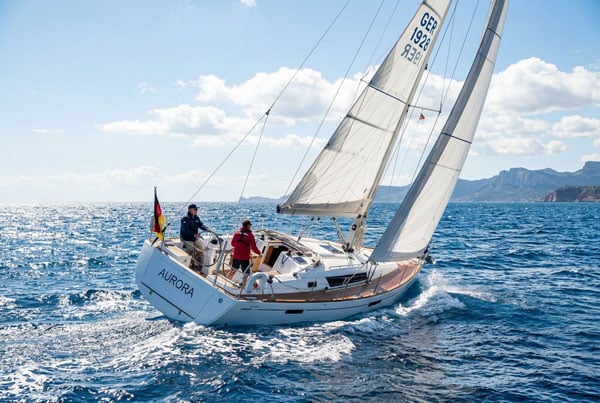 Ein Segelboot unter Segeln im Wind – unterwegs zur flexiblen Online-Liegeplatz-Reservierung per App.